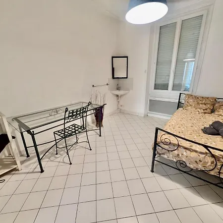 Daire Large 2-bedroom Large Living With Parking Near Train Station And Downtown