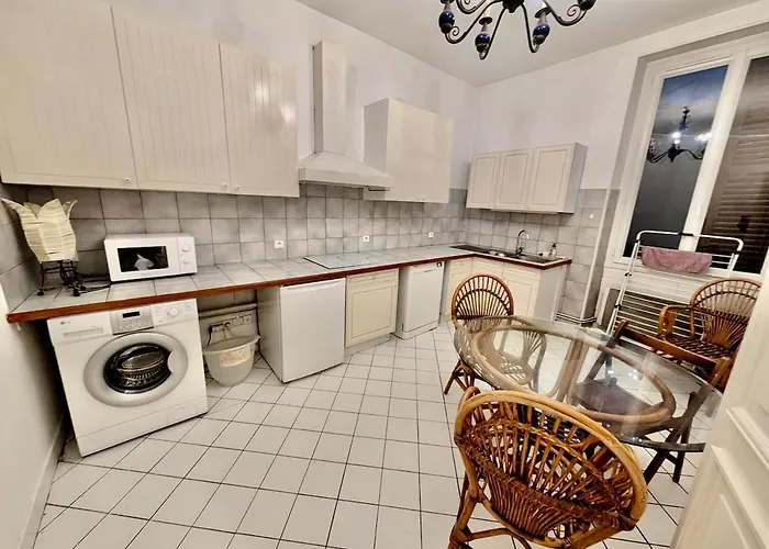 Large 2-bedroom Large Living With Parking Near Train Station And Downtown Daire