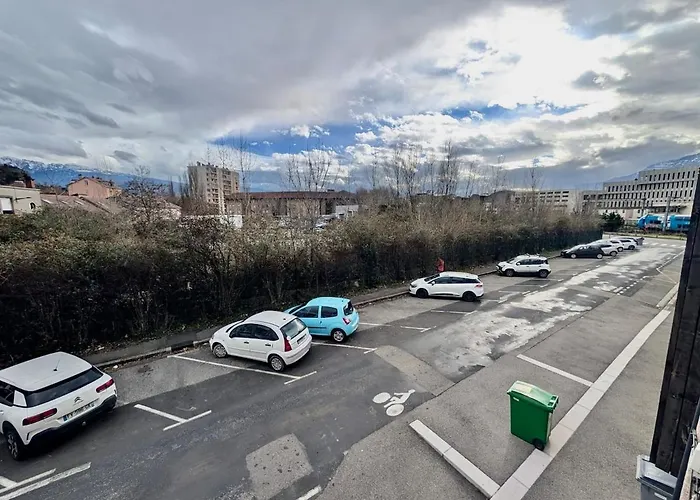 Daire Large 2-bedroom Large Living With Parking Near Train Station And Downtown *